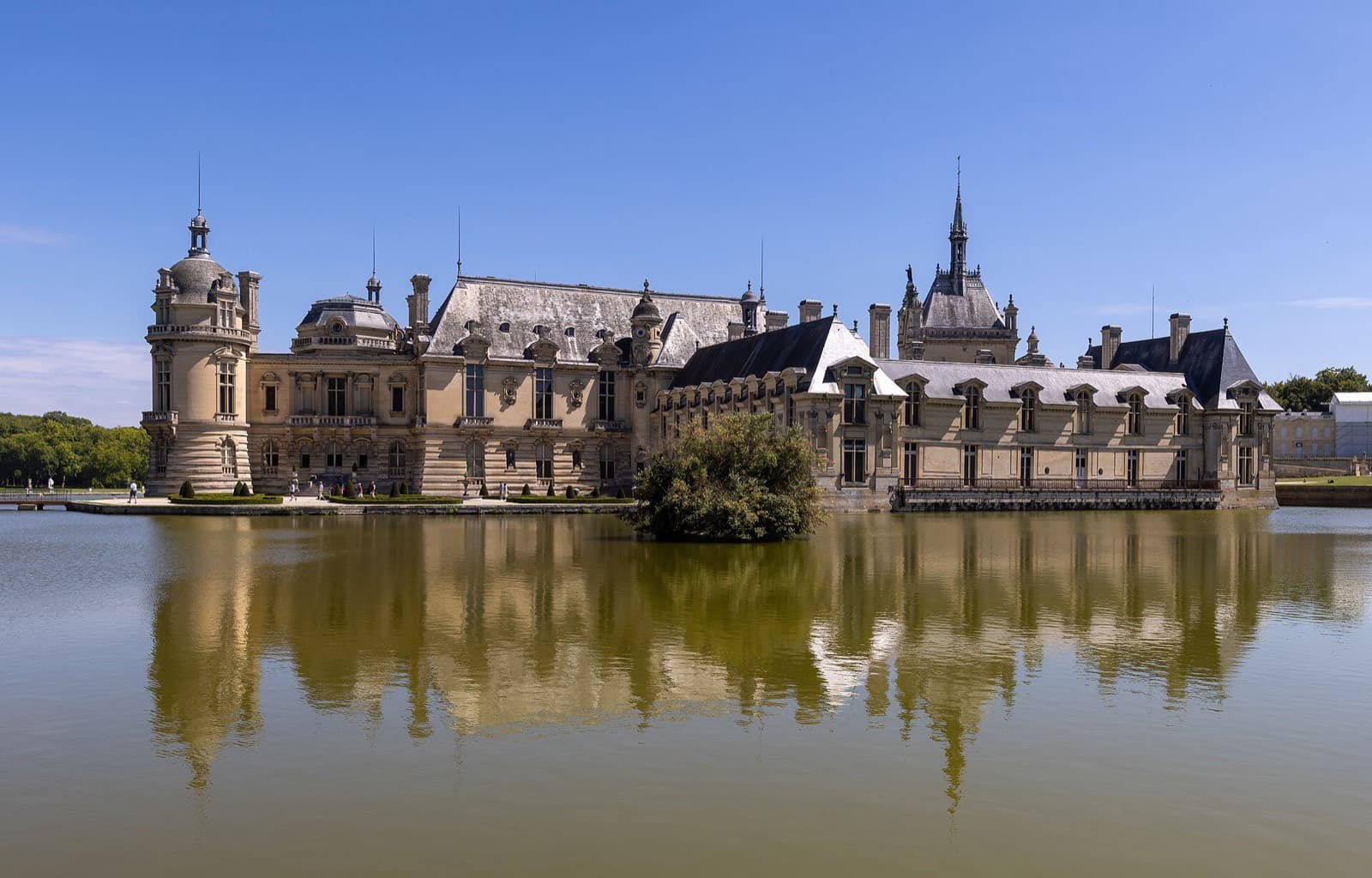 Le Gantelet (Château de Chantilly Triathlon): château de chantilly across the water