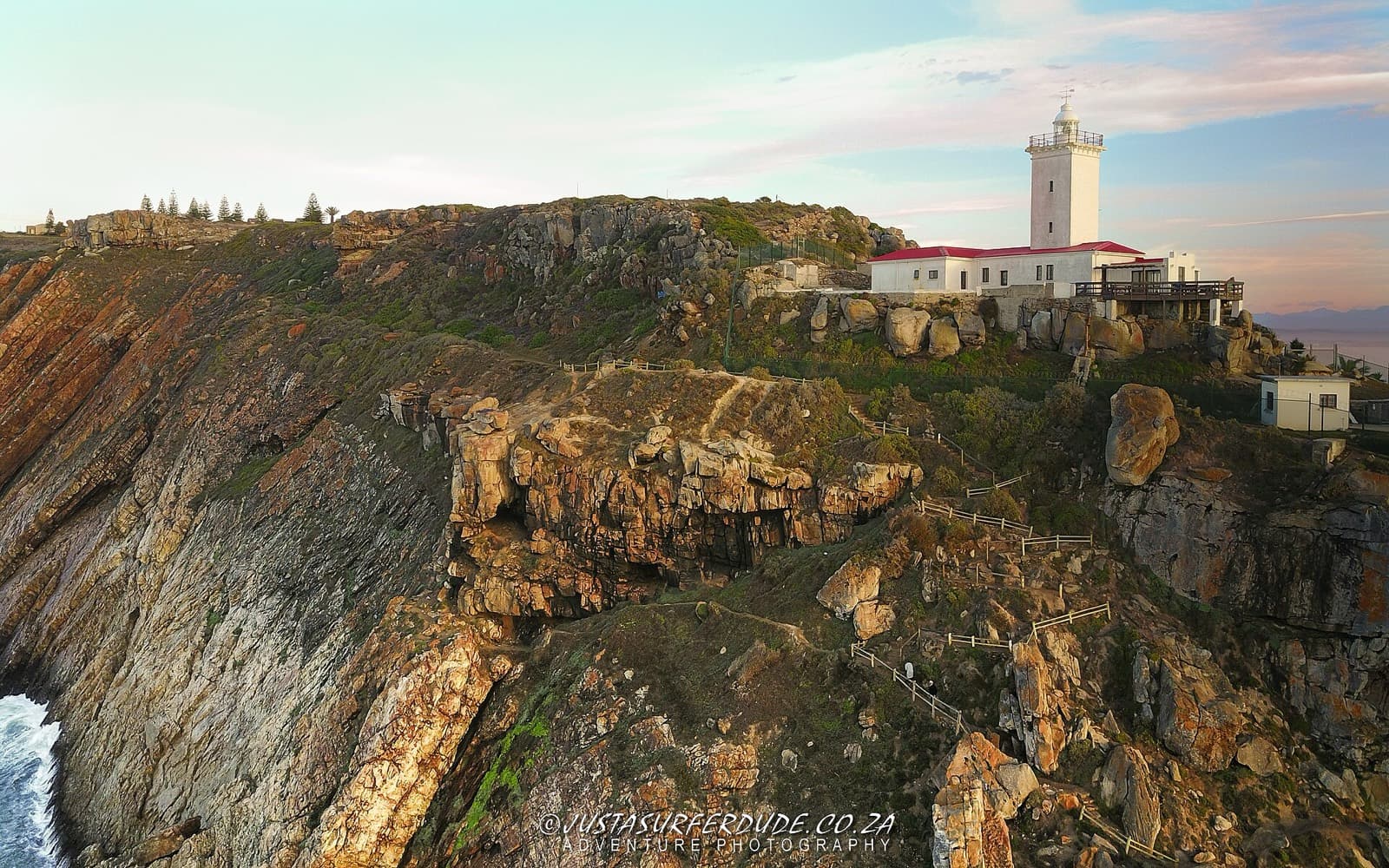 IRONMAN 70.3 Mossel Bay: cape st blaize lighthouse and cliffs at the point, mossel bay (finish landmark)