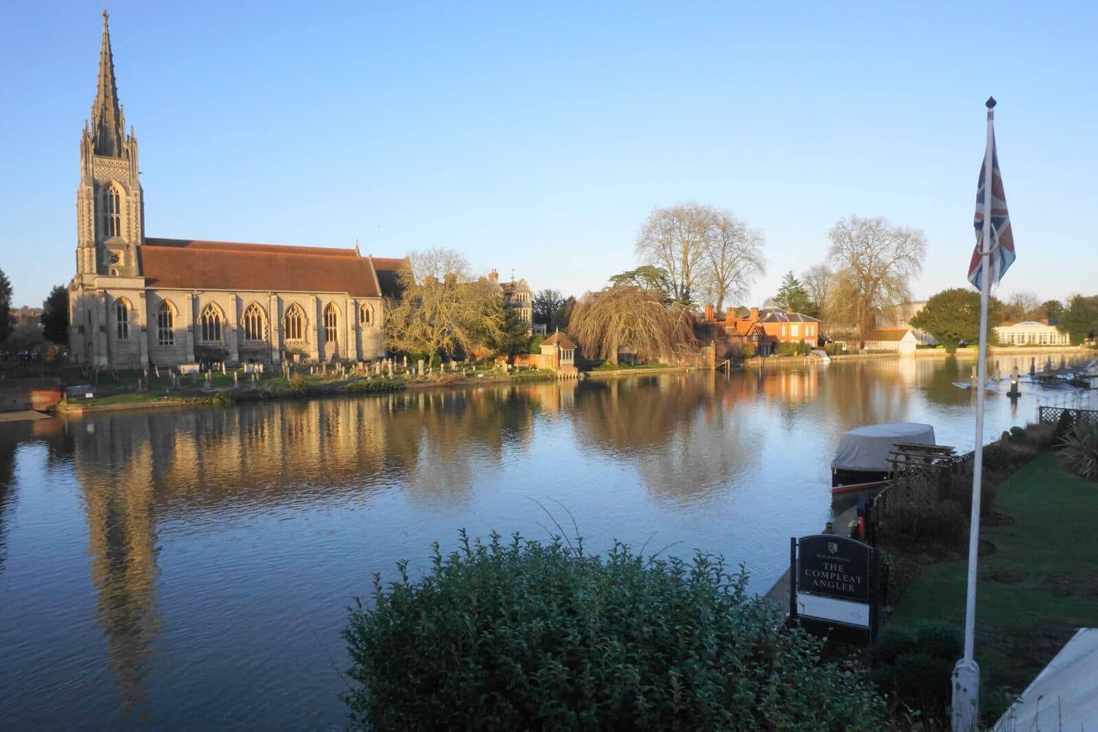 Marlow Triathlon: the river thames at marlow, where the triathlon swims