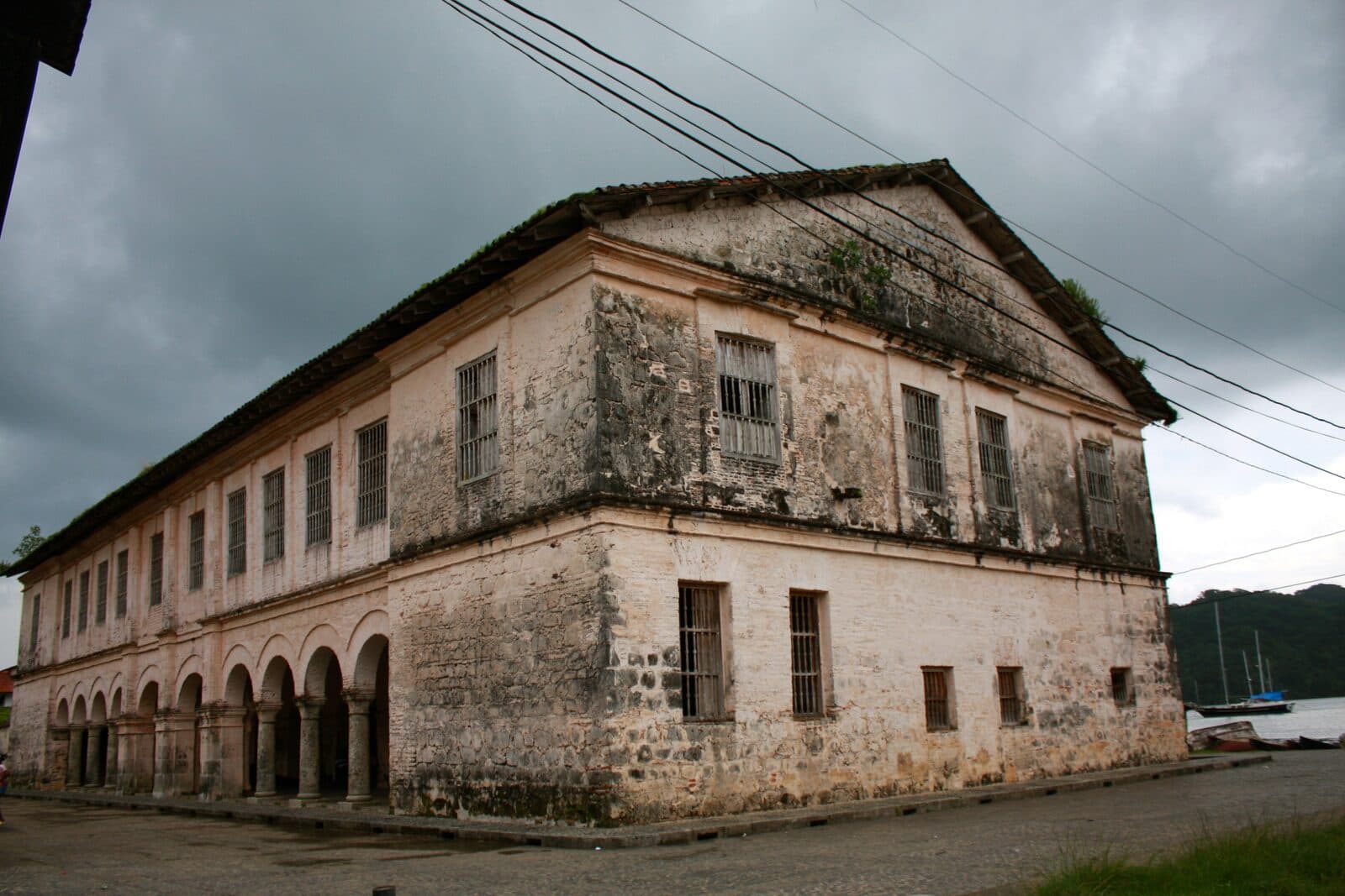 Triatlon Portobelo Xtremo: customs house (aduana) in portobelo, panama