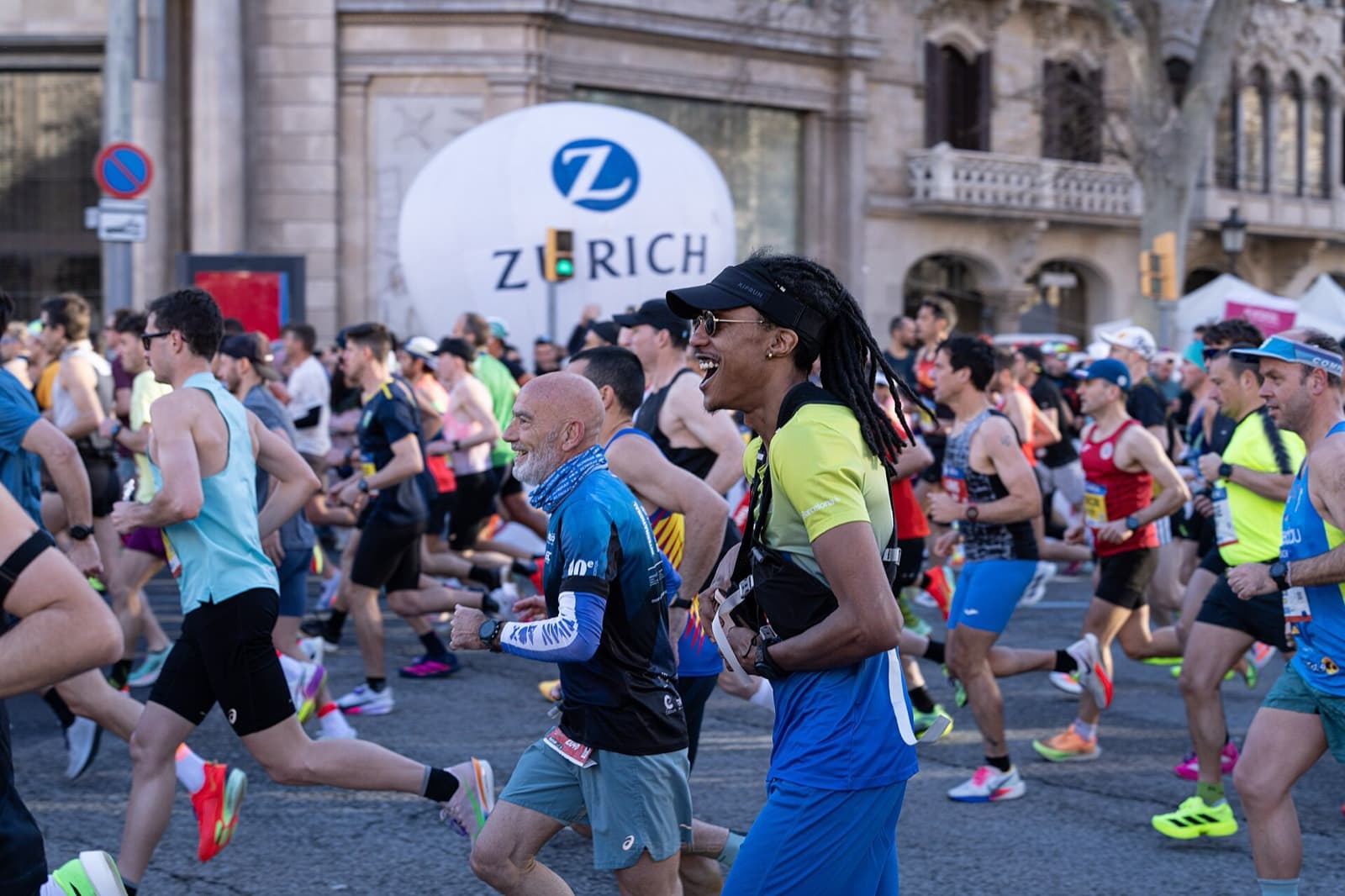 Zurich Marato de Barcelona: mass of runners on passeig de gracia shortly after the 2026 start
