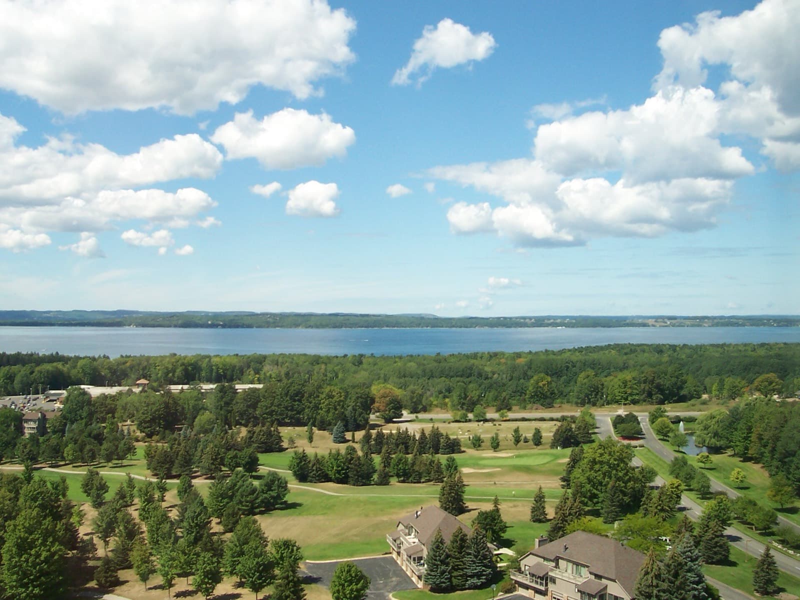 Bayshore Marathon: grand traverse bay under blue sky, the waterfront the course follows