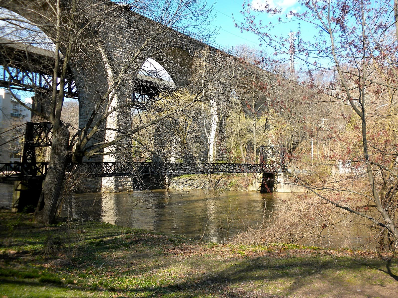 Delaware Marathon Running Festival: brandywine park stone arch bridges, through which the first half runs
