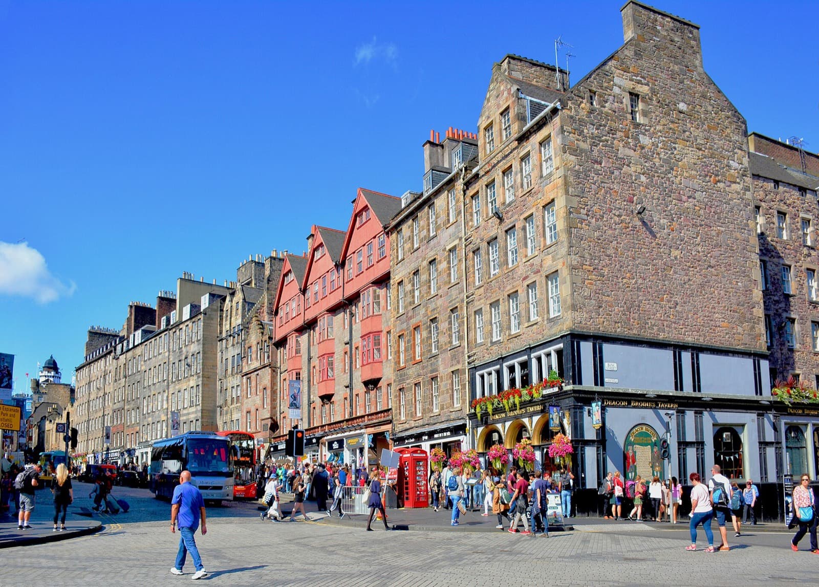 Edinburgh Marathon: the royal mile, near the start