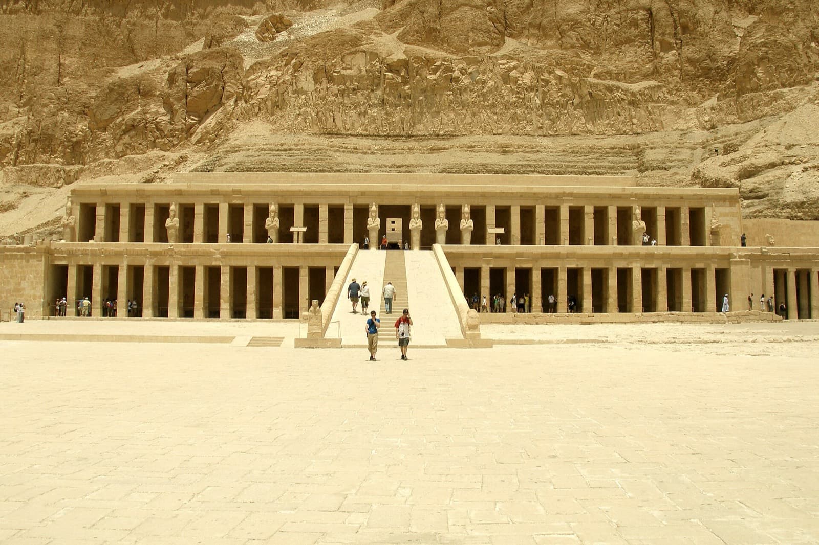 Egyptian Marathon (Luxor): hatshepsut temple at deir el-bahari, start and finish of the race