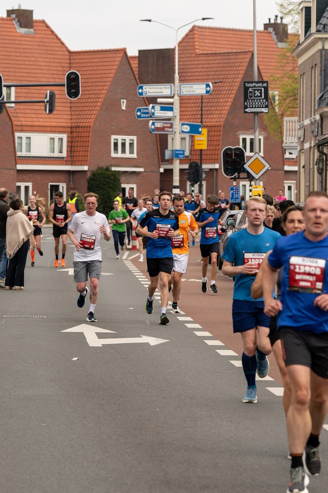Enschede Marathon: marathon runners on boddenkampsingel, enschede 2025