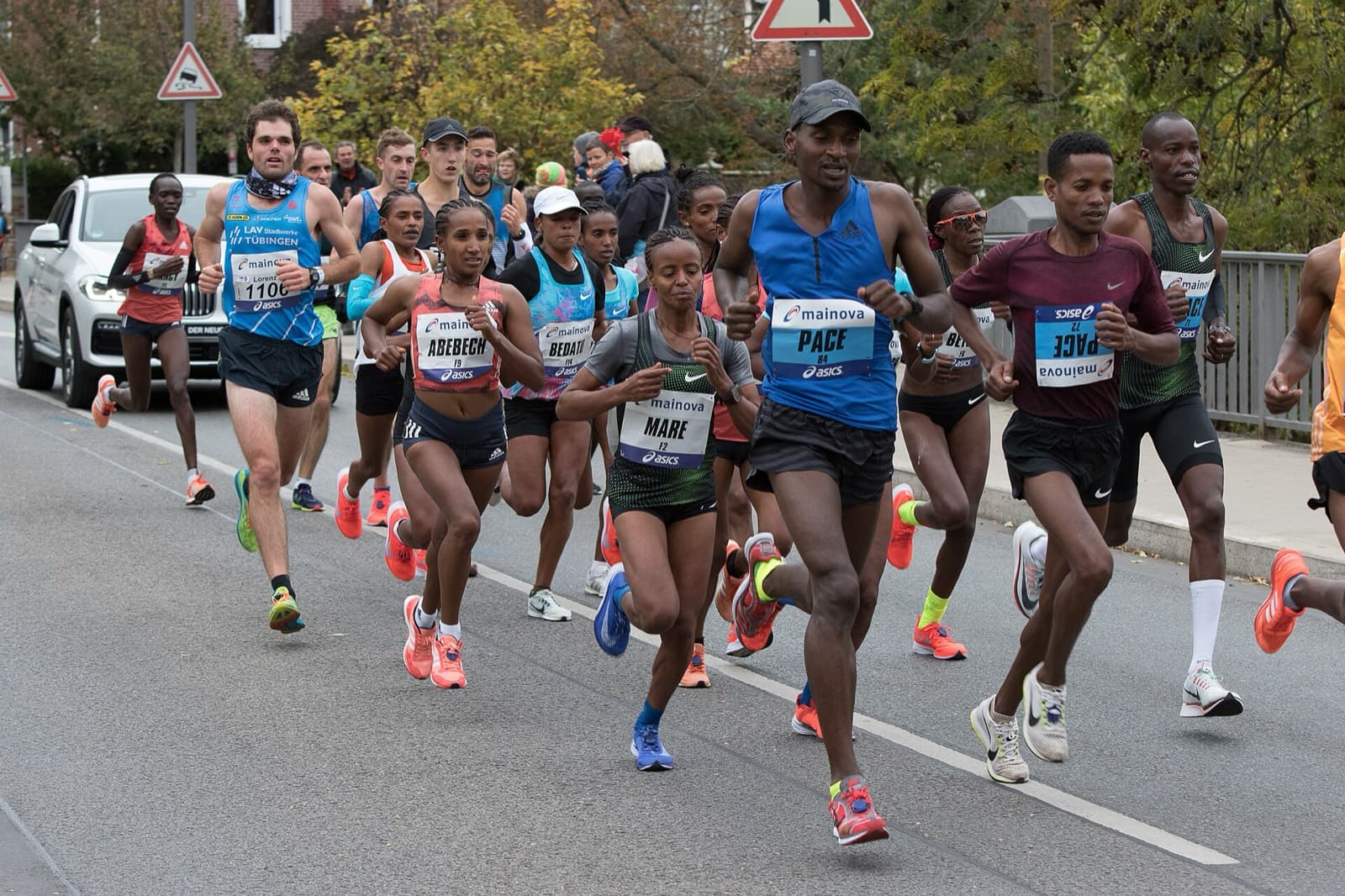 Mainova Frankfurt Marathon: mass field of runners with mainova bibs on a frankfurt street, 2018