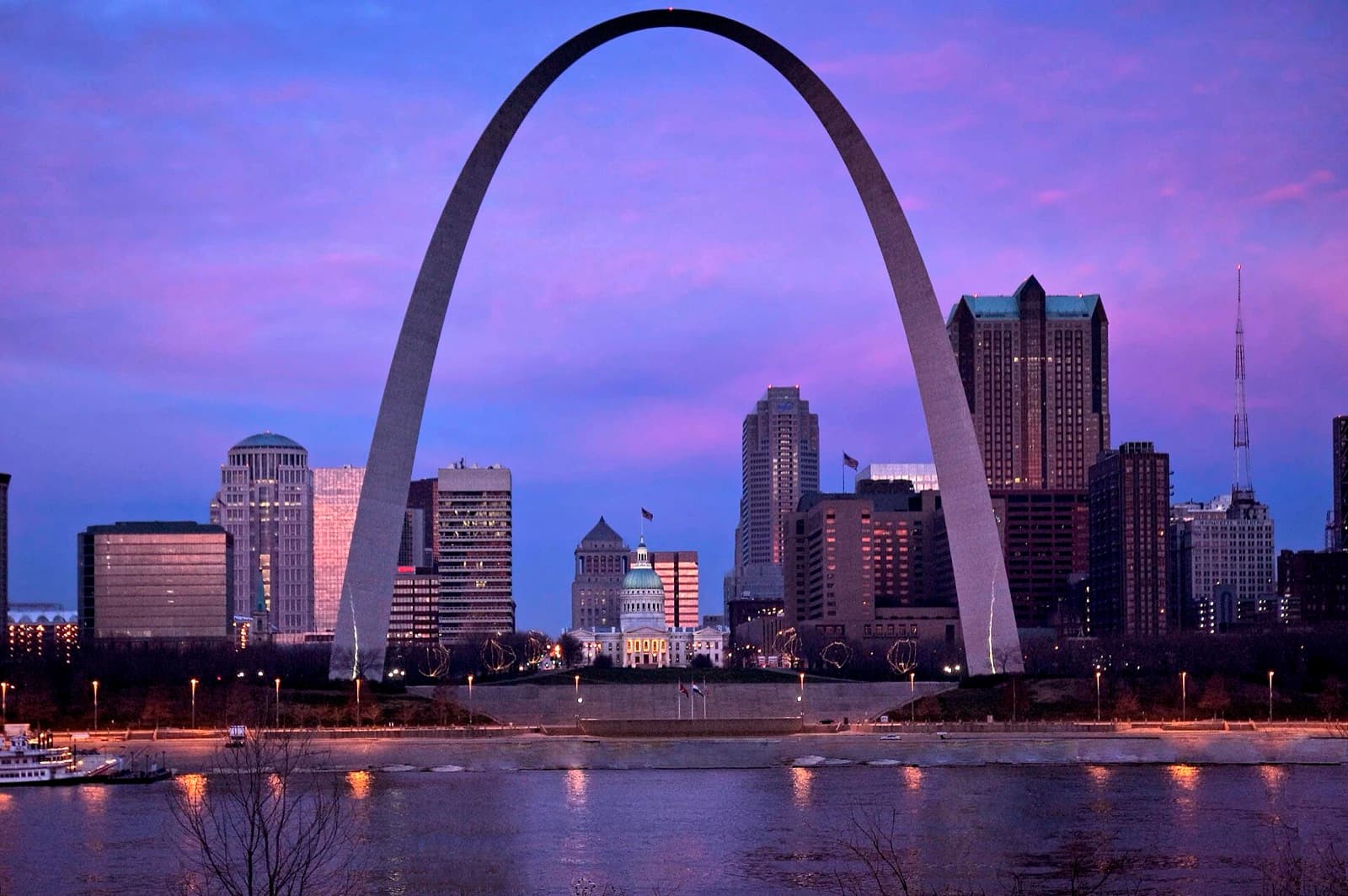 Greater St. Louis Marathon (GO! St. Louis Marathon): gateway arch and downtown skyline across the mississippi from the east bank