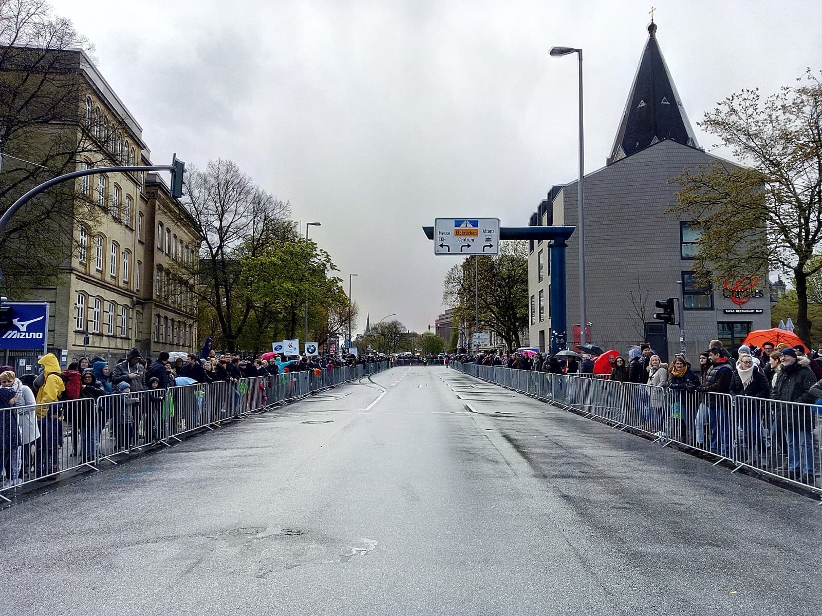 Haspa Marathon Hamburg: spectators lining the barriers on a wet race-day street