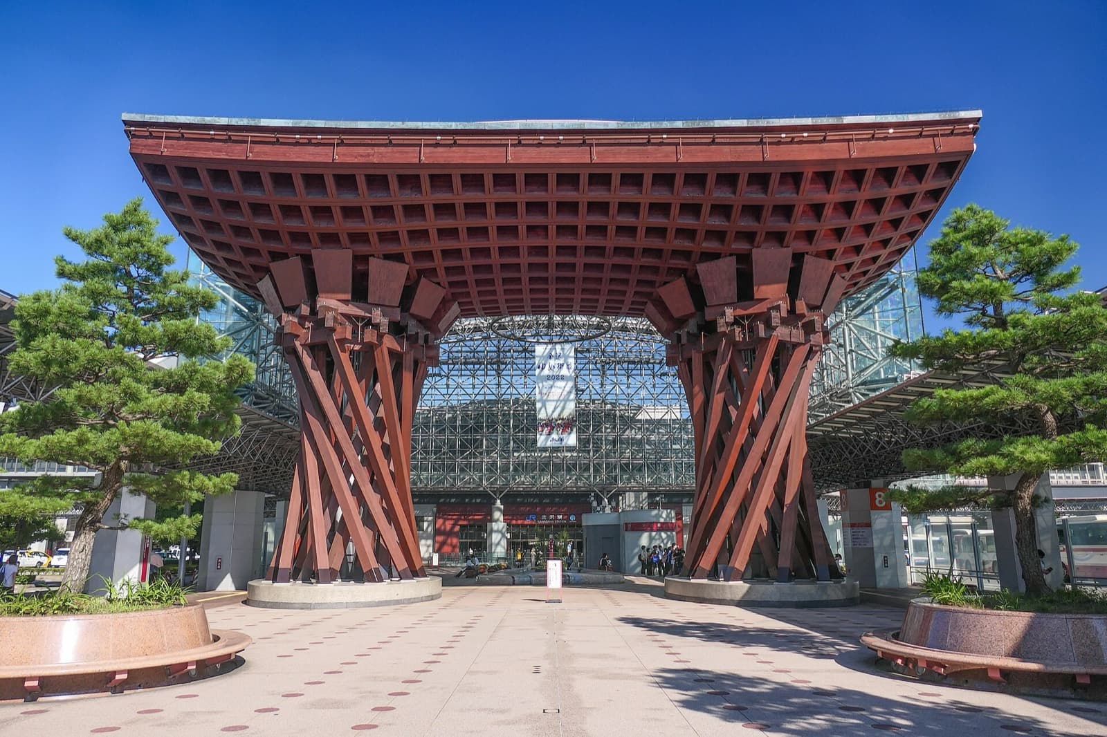 Kanazawa Marathon: tsuzumi gate at kanazawa station, the course turnaround landmark