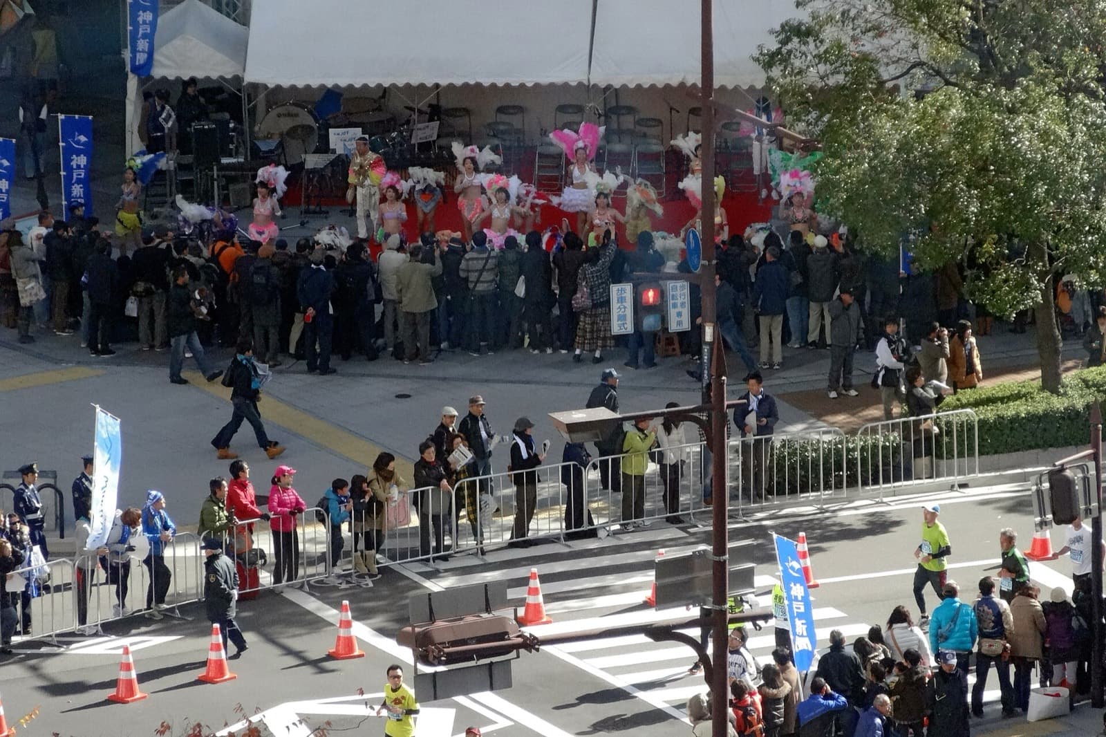 Kobe Marathon: performers and spectators along the 2012 kobe marathon route