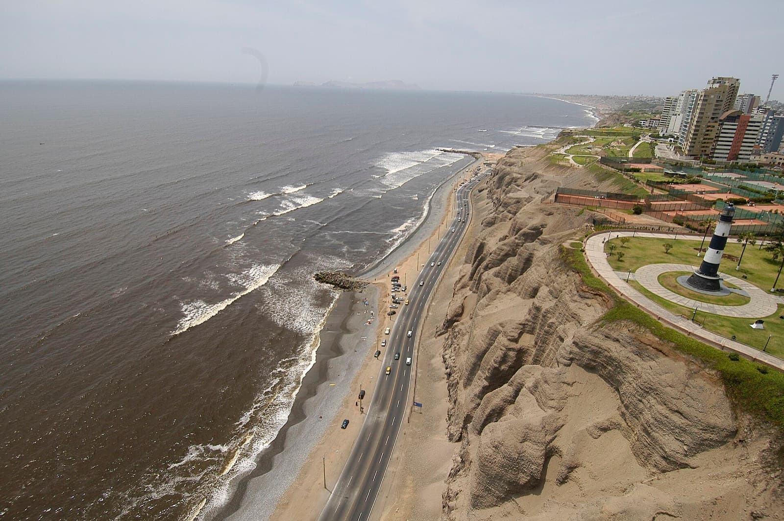 Maratón adidas Rímac Lima 42K: miraflores clifftop, lighthouse and the costa verde coastline that the lima 42k runs beside