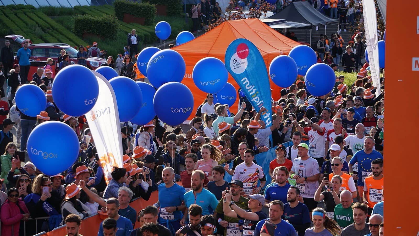 ING Night Marathon Luxembourg: runners and crowd at the start area at luxexpo, race day 2022