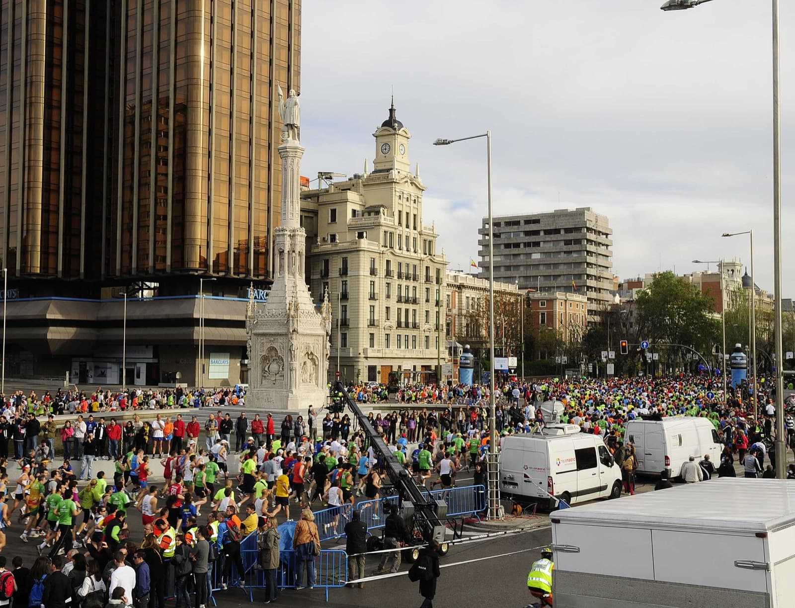 Rock 'n' Roll Running Madrid Marathon: runners massed at plaza de colón, madrid marathon 2016