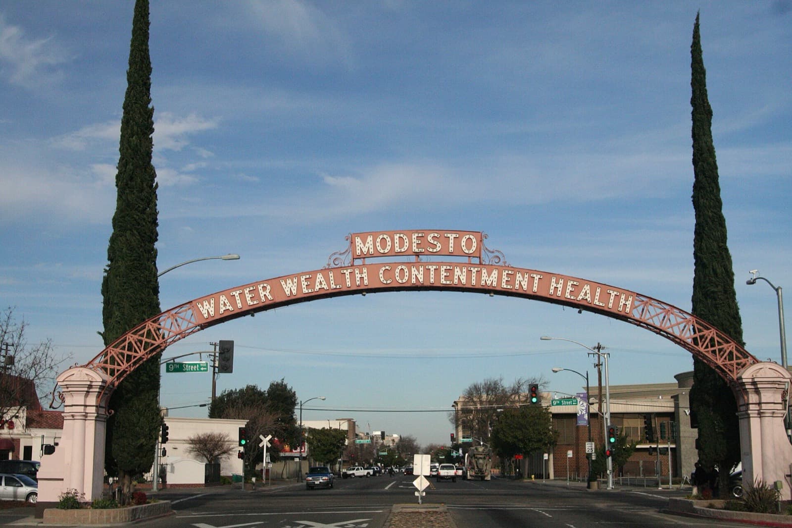 Modesto Marathon: modesto arch, the city's downtown landmark near the start and finish