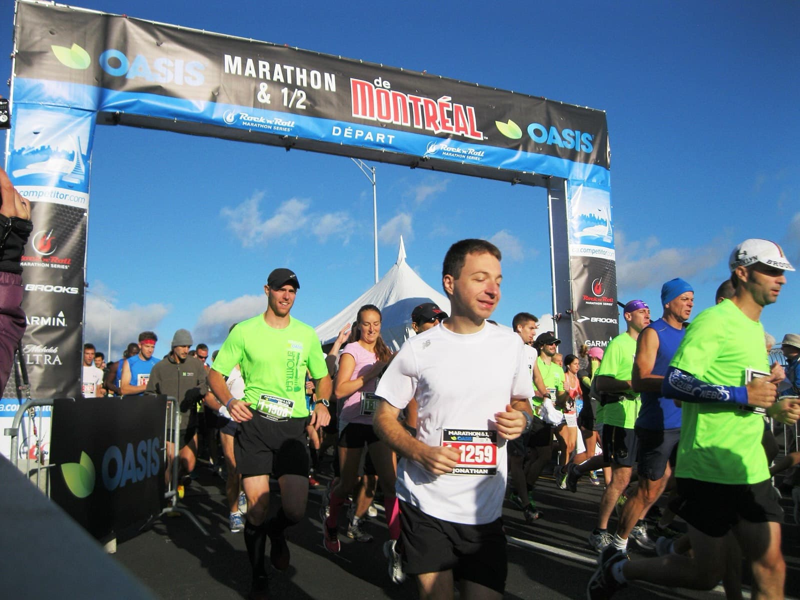 Marathon Beneva de Montreal: runners passing under the oasis montreal marathon start arch