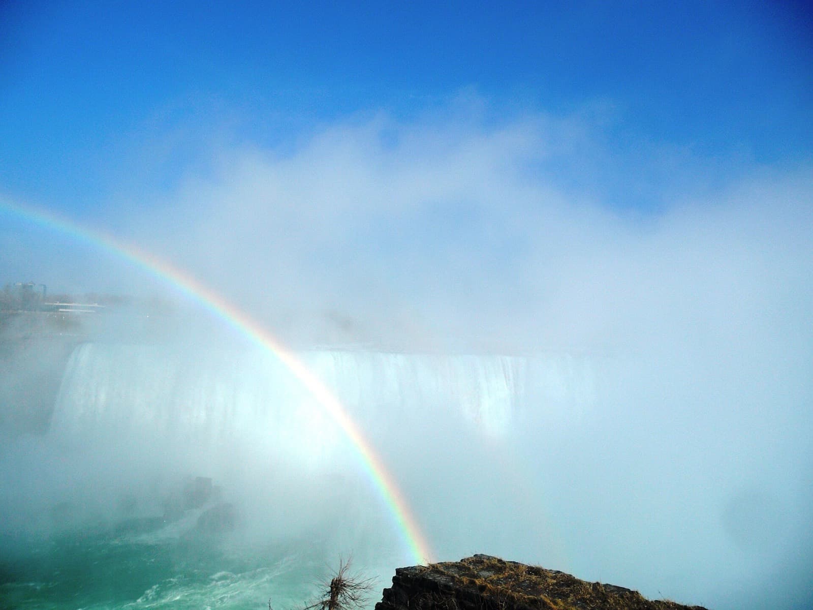 Niagara Falls International Marathon: horseshoe falls with a rainbow, seen from the niagara river parkway the course follows