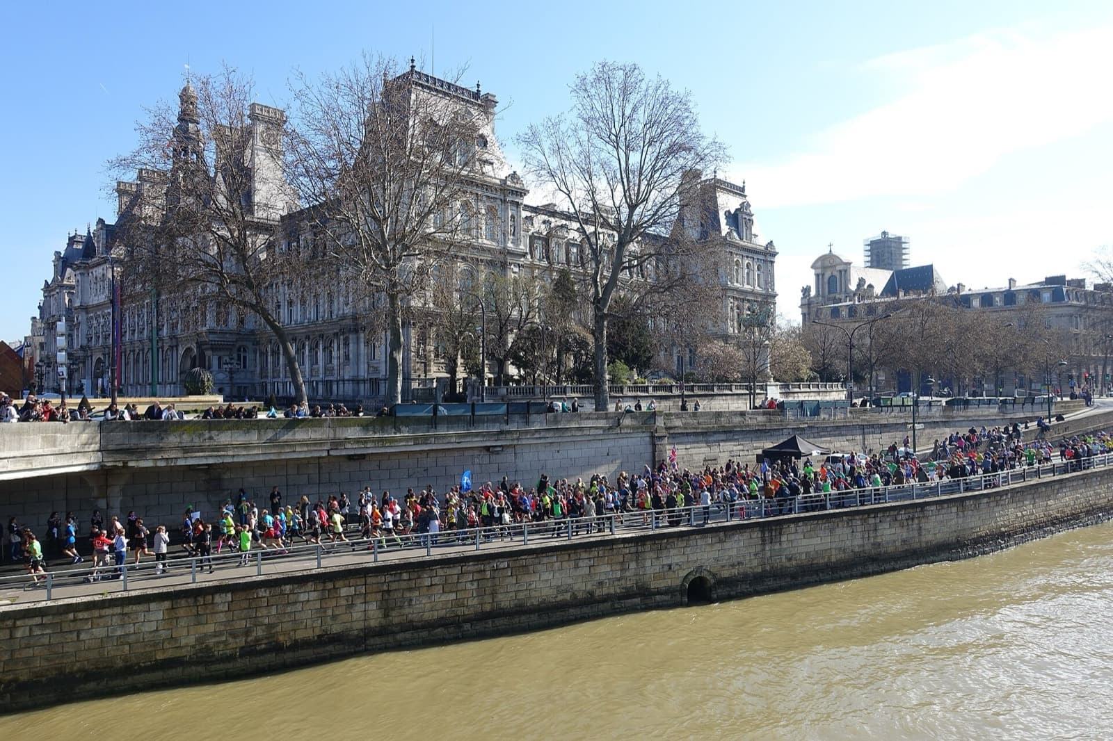 Schneider Electric Paris Marathon: runners along the seine below the hotel de ville