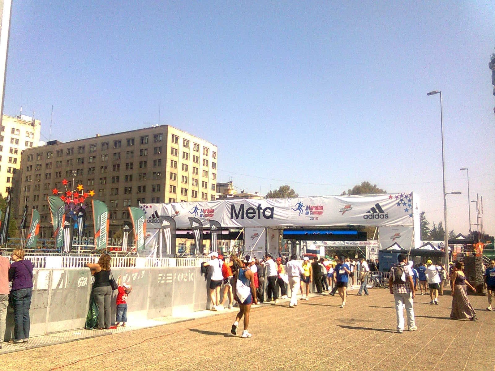 Maraton de Santiago: finish arch of the 2010 maraton de santiago beside la moneda, race day