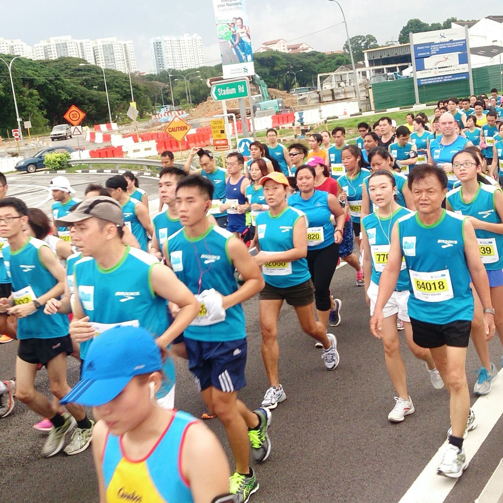 BYD Singapore International Marathon: mass start near the national stadium, 2013 race