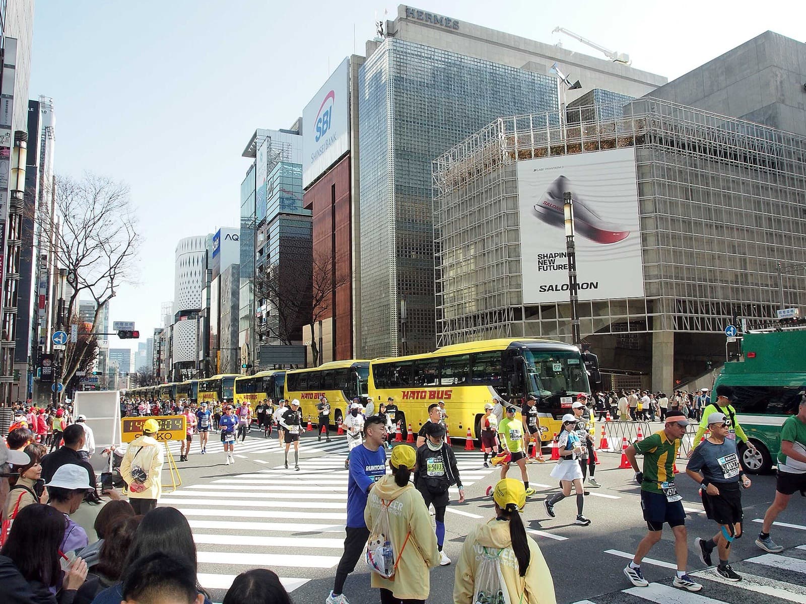 Tokyo Marathon: runners crossing ginza sukiya-bashi with spectators, 2026 race