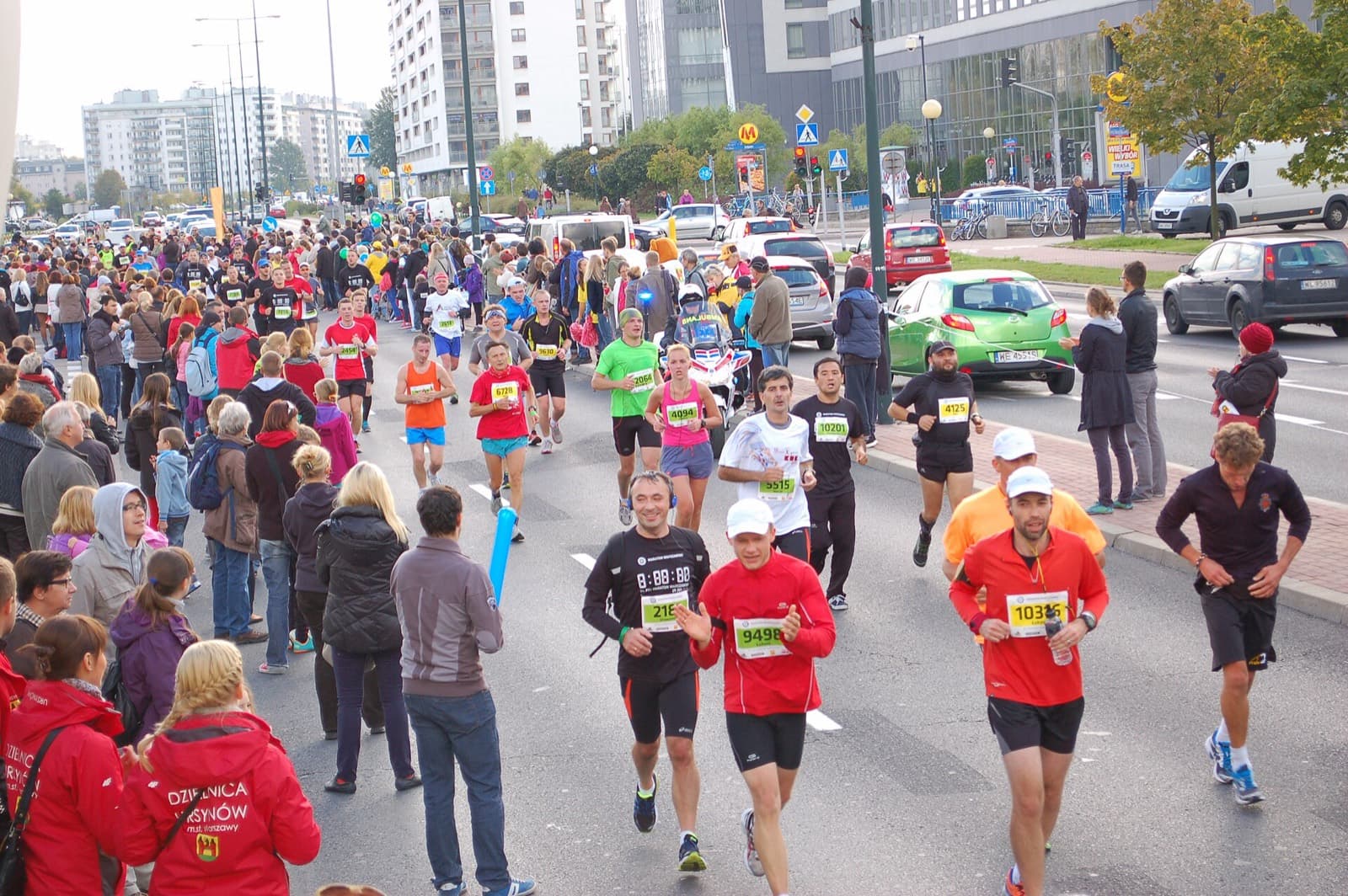 Warsaw Marathon (Maraton Warszawski): crowd of runners and spectators at the warsaw marathon, 2013