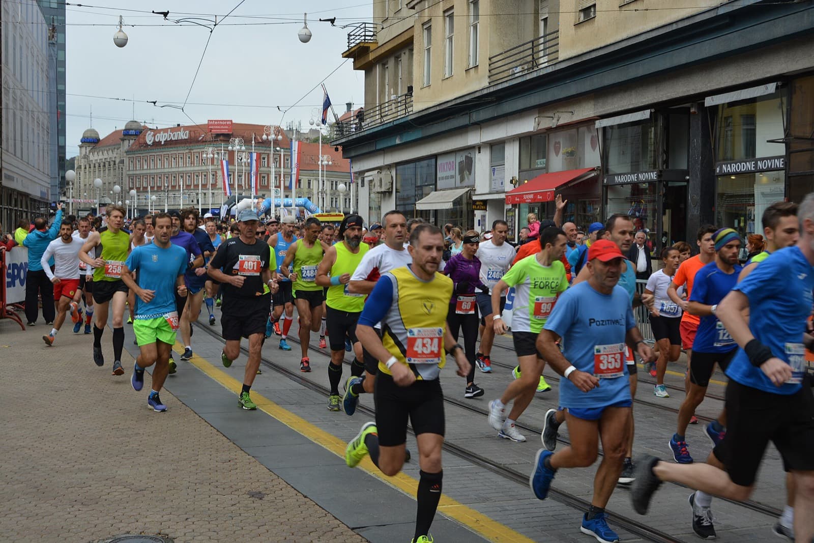 Zagreb Powerade Marathon: mass start on ban jelačić square, zagreb marathon 2017