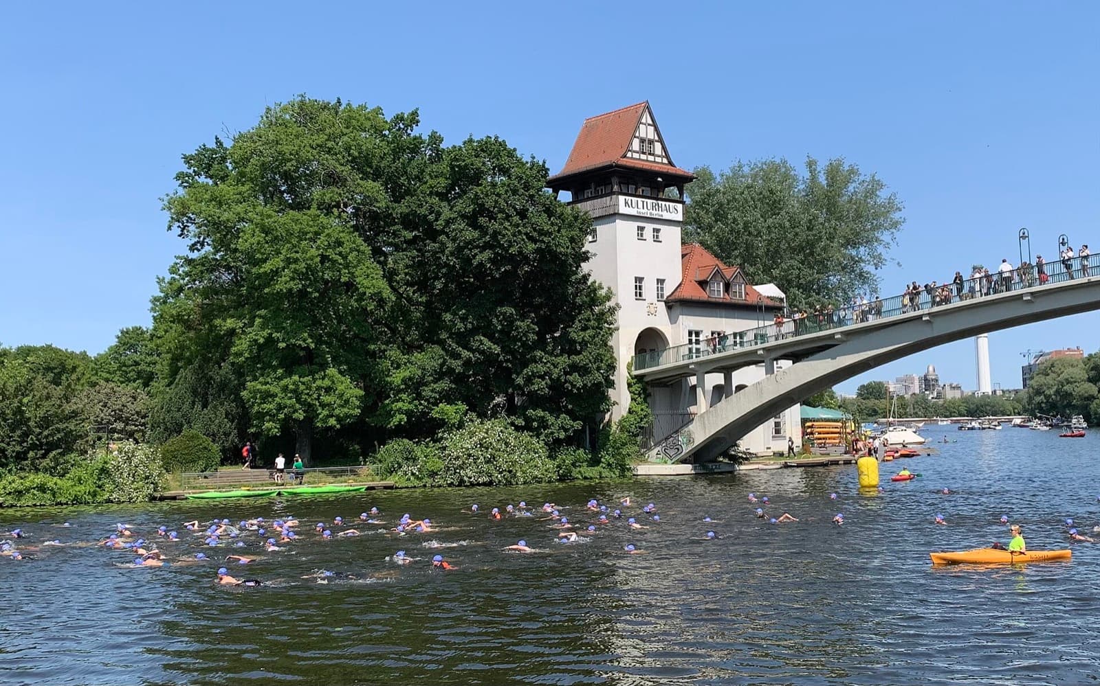 Berlin Triathlon (Hauptstadttriathlon, Treptower Park): swim start in the spree at insel der jugend with bridge spectators