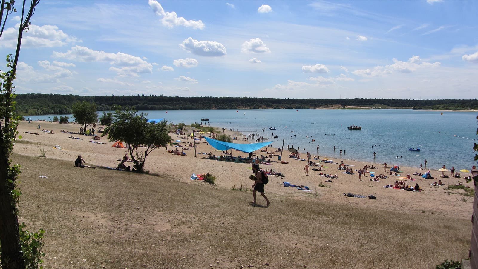 Frankfurt City Triathlon: langener waldsee sand beach and lake (swim venue)