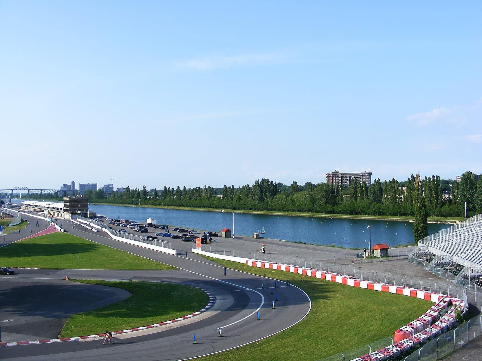 SAIL Challenge Esprit Montréal (Montreal Esprit Triathlon): circuit gilles-villeneuve beside the olympic basin, parc jean-drapeau, with a cyclist on the track