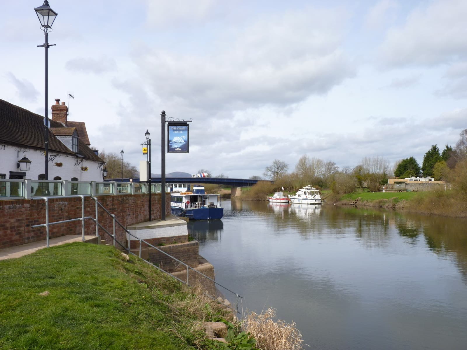 Upton Tri+: river severn and bridge at upton upon severn