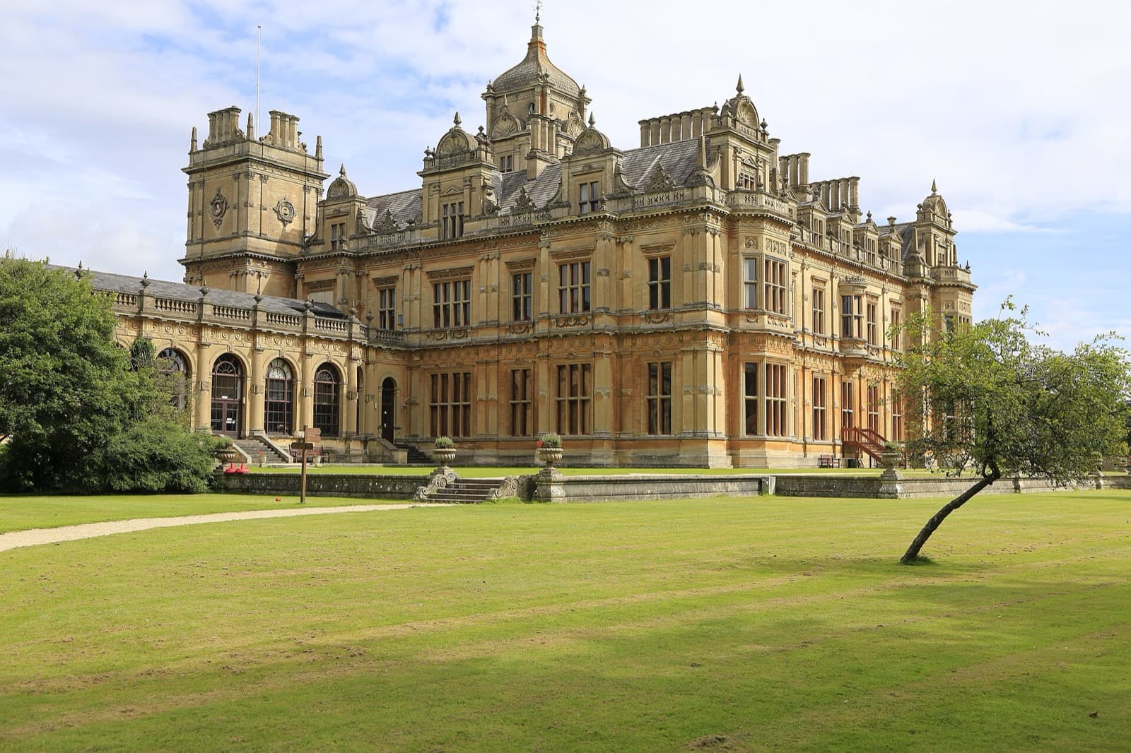 The Westonbirt Sprint Triathlon (I-Compete): westonbirt house exterior and lawn