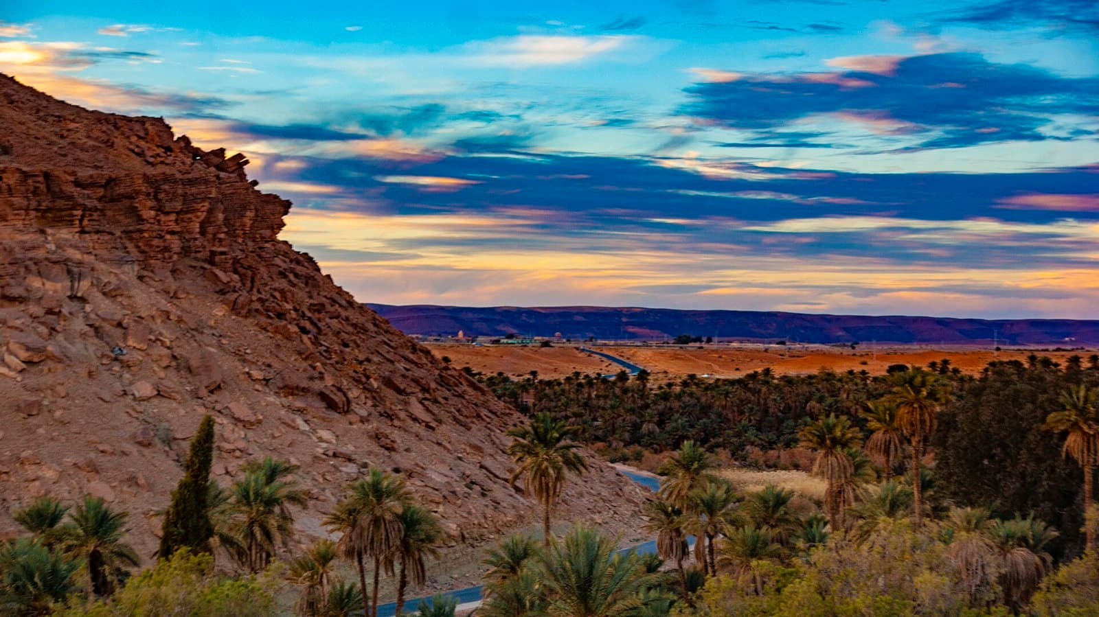 Saharaman: taghit oasis and desert