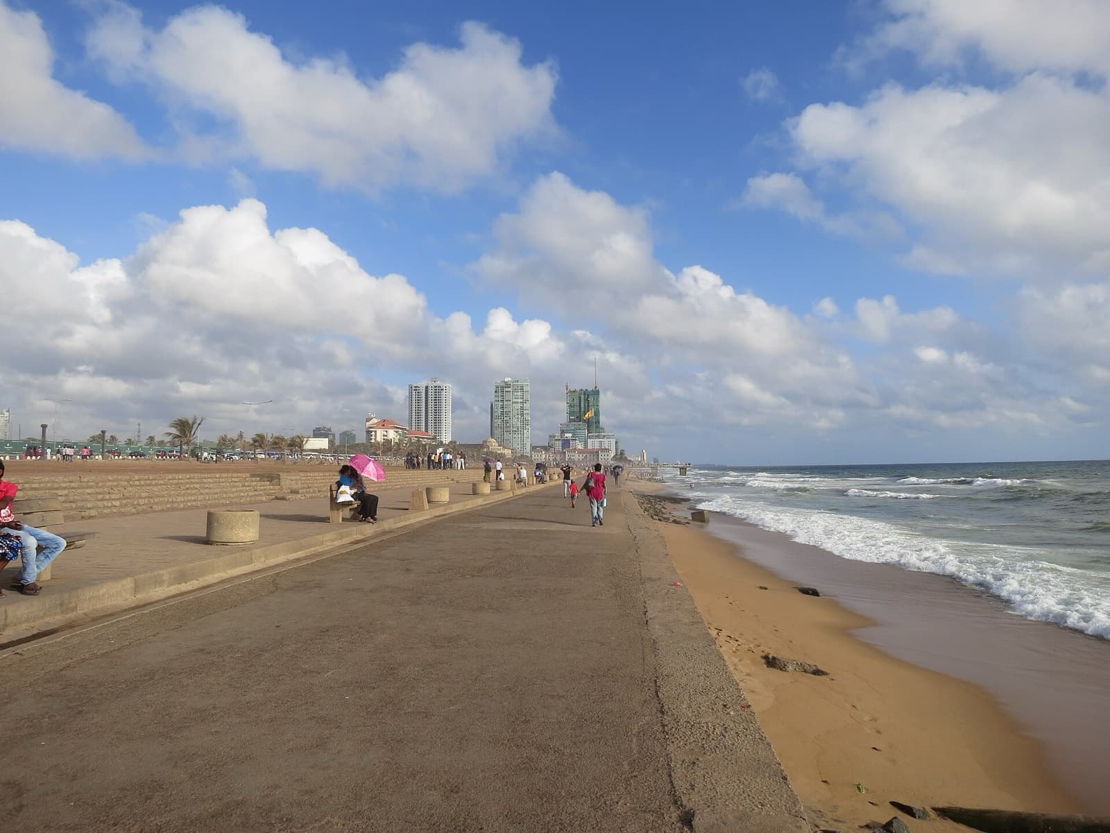 IRONMAN 70.3 Colombo: galle face green seafront promenade and indian ocean surf, colombo (2018 swim and run area)