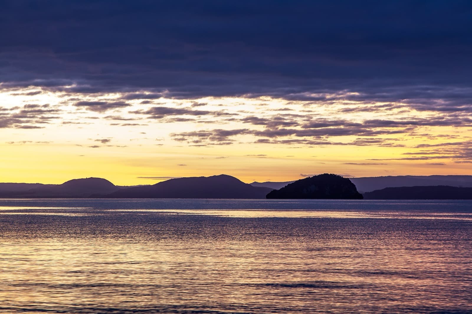 IRONMAN 70.3 New Zealand (Taupo): lake taupo at sunset