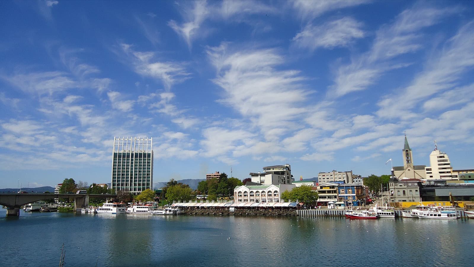 IRONMAN 70.3 Valdivia: valdivia costanera and calle-calle river with moored boats and bridge