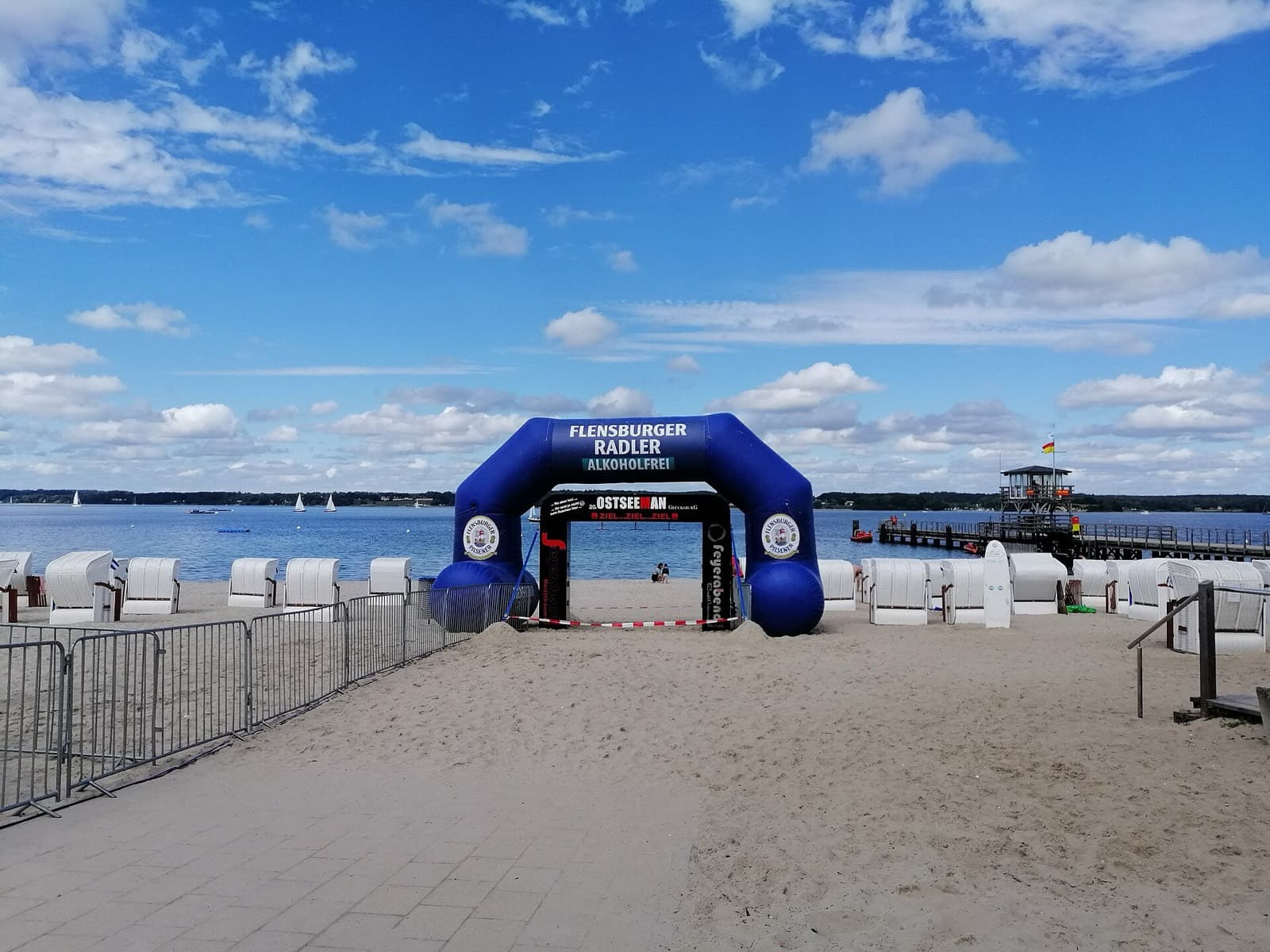 OstseeMan Triathlon Glücksburg (Mitteldistanz, OM113): ostseeman finish gate on the sandwig beach