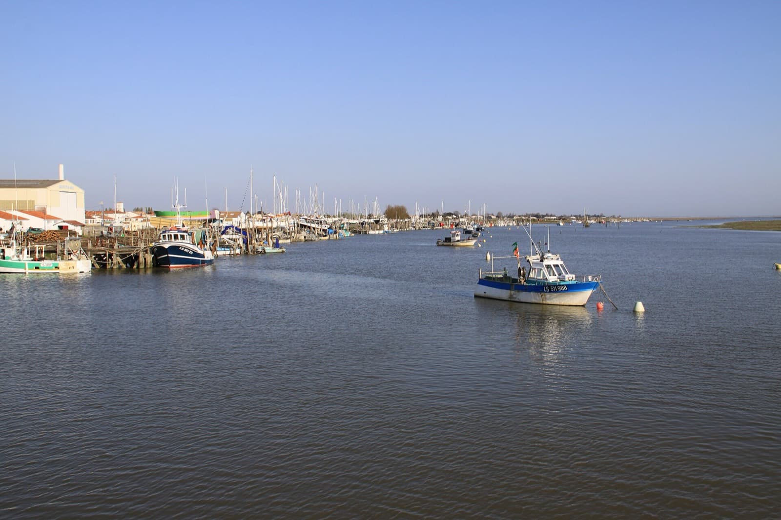 Triathlon Sud Vendée (L): fishing harbour at l'aiguillon-sur-mer on the lay
