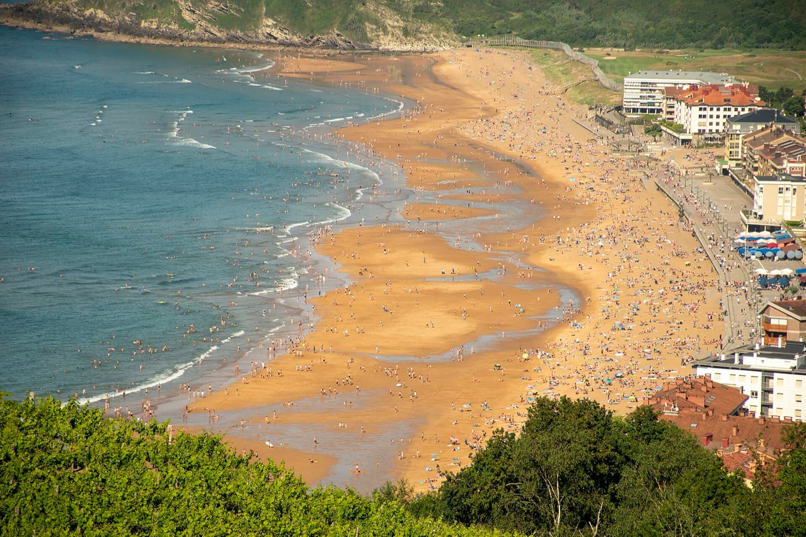 TradeInn Zarauzko Triatloia (Zarautz Triathlon, L): aerial view of zarautz beach and malecon seafront, swim finish and run venue