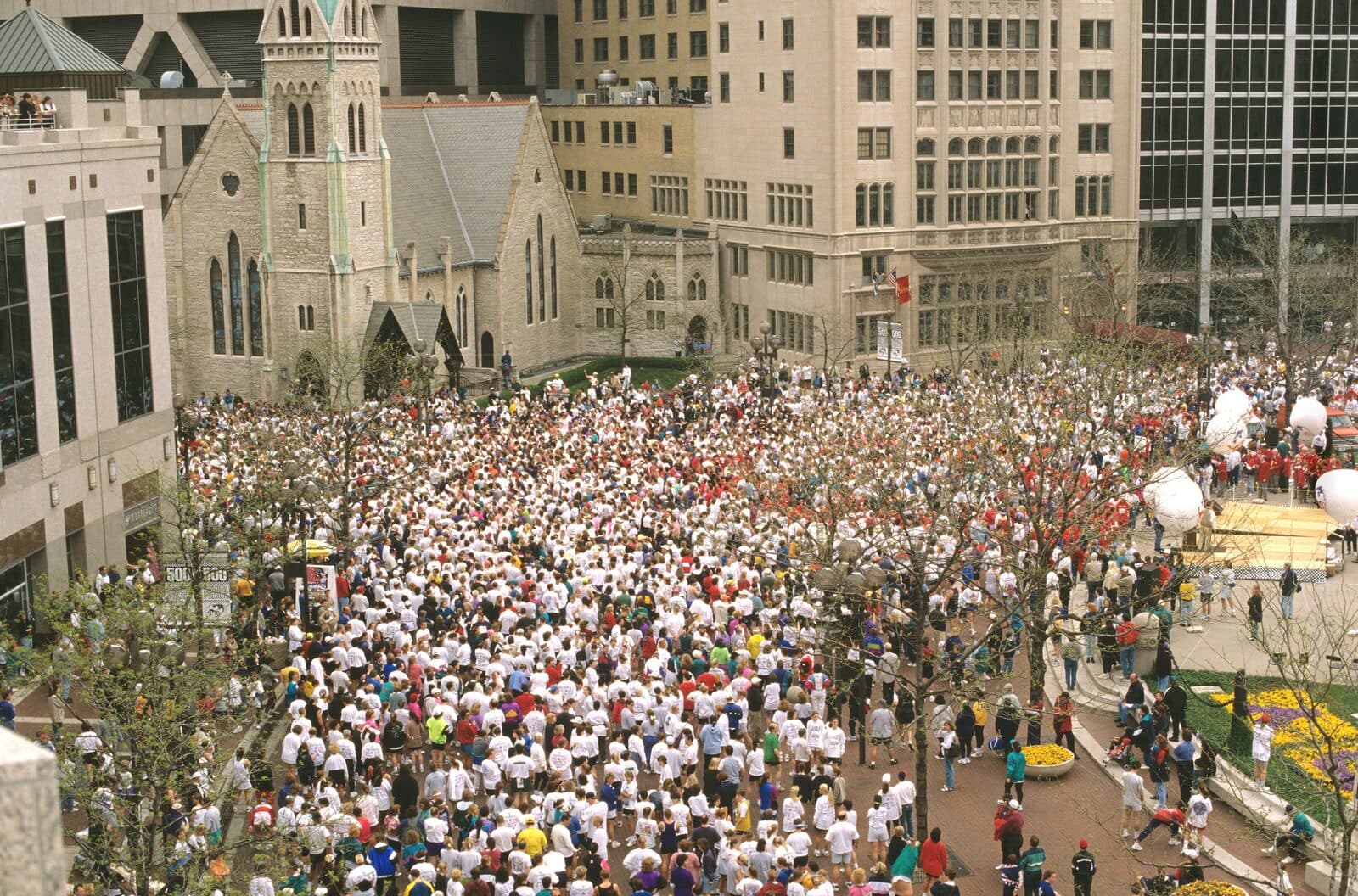IU Health 500 Festival Mini-Marathon (Indy Mini): start of the indianapolis mini-marathon at monument circle