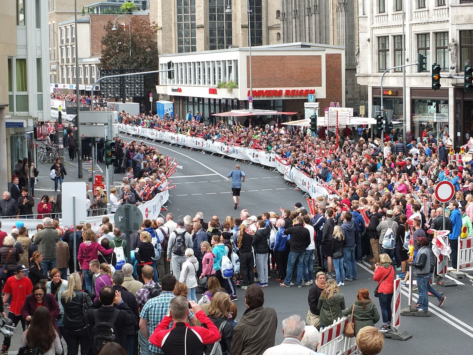 Generali Koln Marathon: runner and spectators on komodienstrasse near the finish