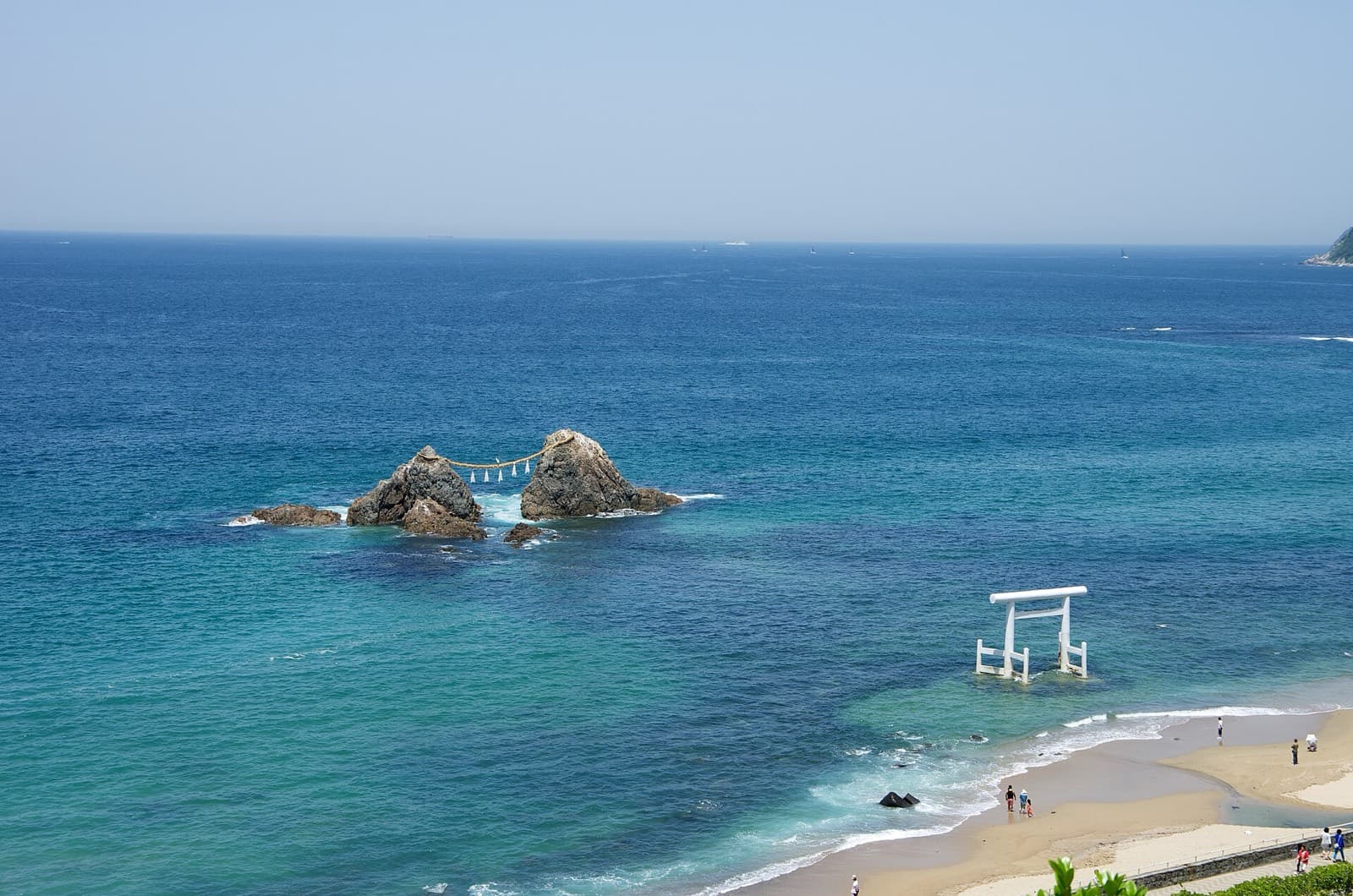 Fukuoka Marathon: meoto iwa rocks and white torii at futamigaura in itoshima, on the course