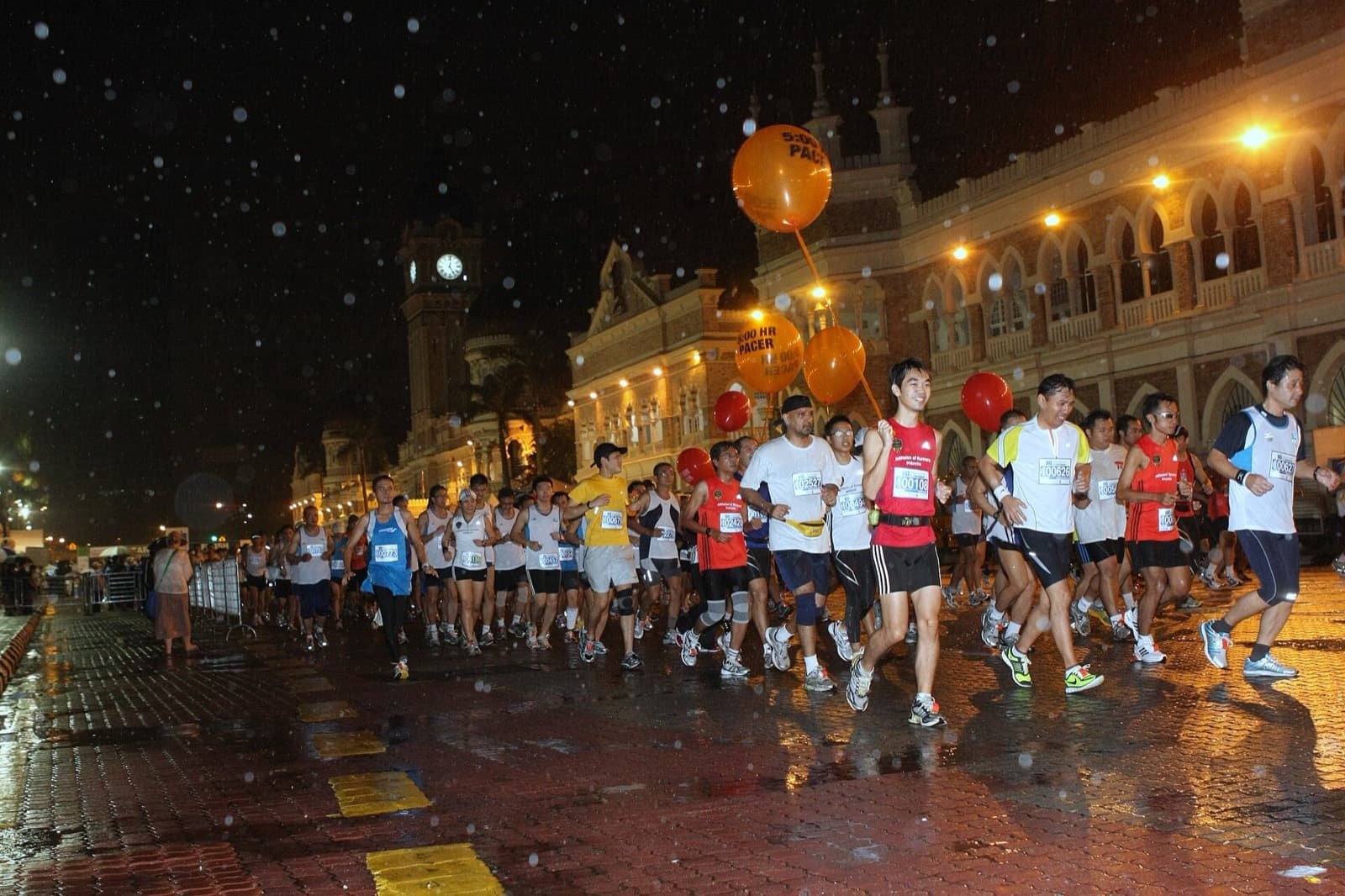 Standard Chartered Kuala Lumpur Marathon: pacers with balloons and runners near the dataran merdeka start at the 2010 kl marathon