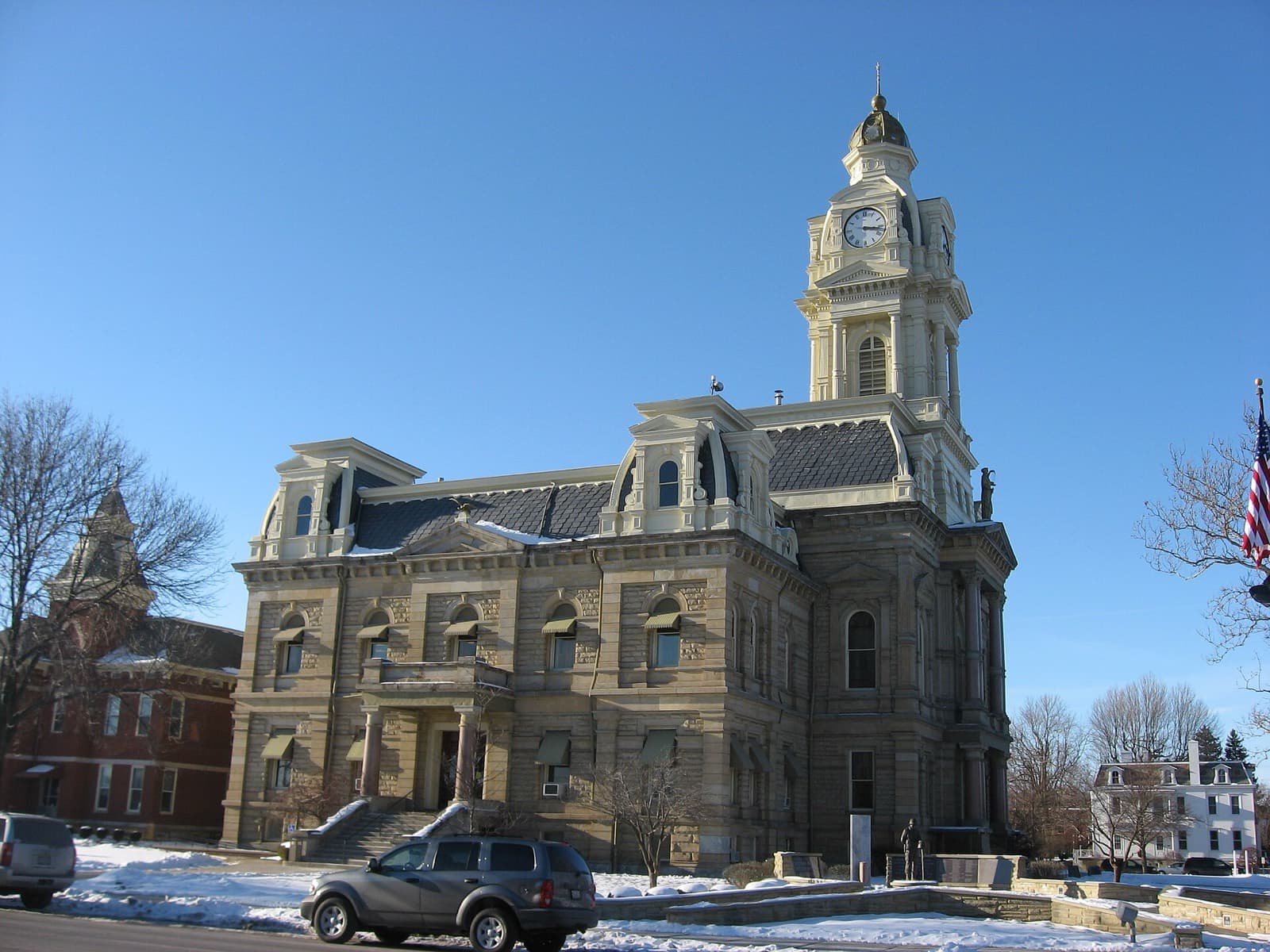 London OH Marathon: madison county courthouse, london, ohio