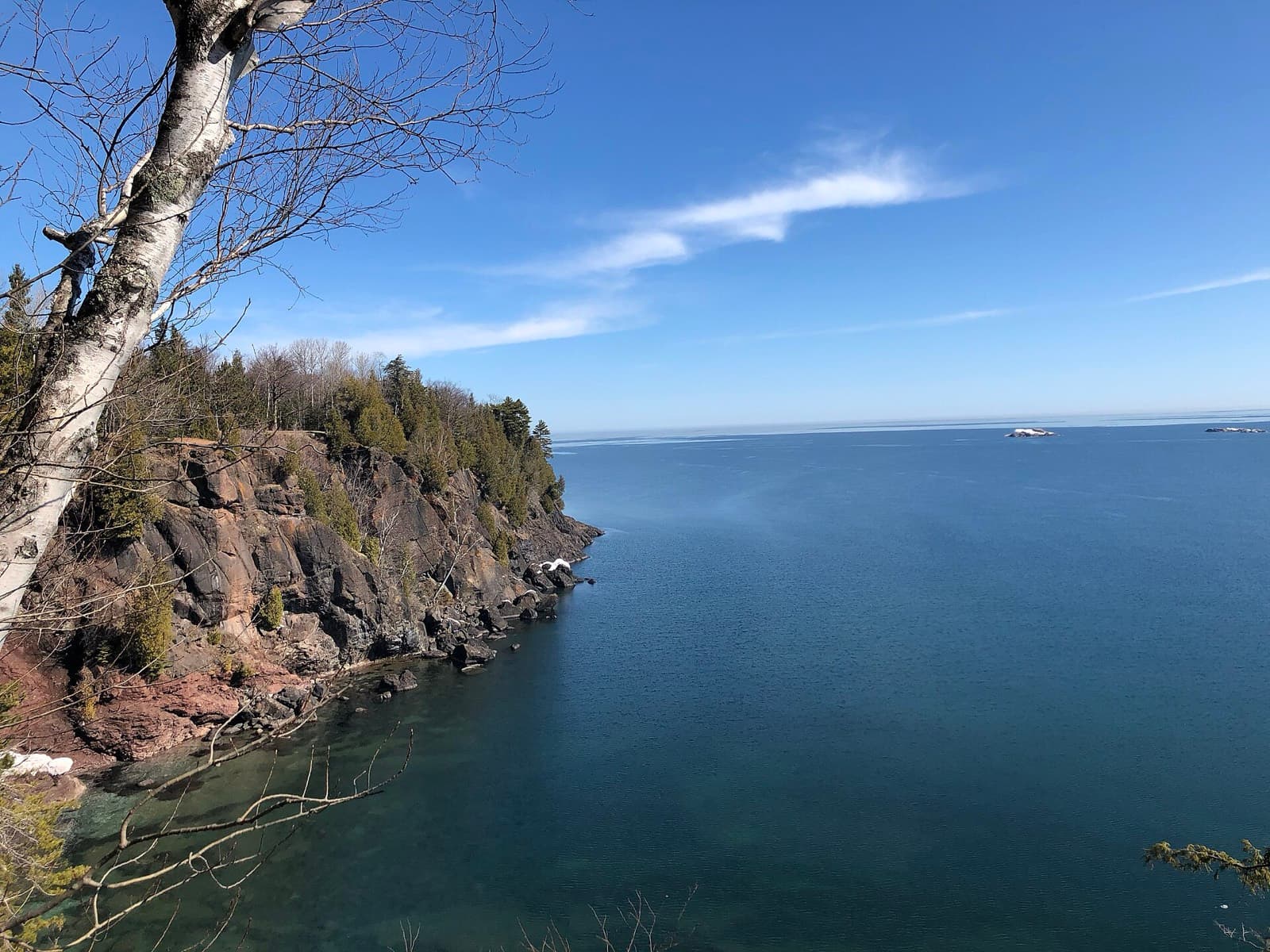 Marquette Marathon: rocky lake superior shoreline at presque isle park, which the marathon loops