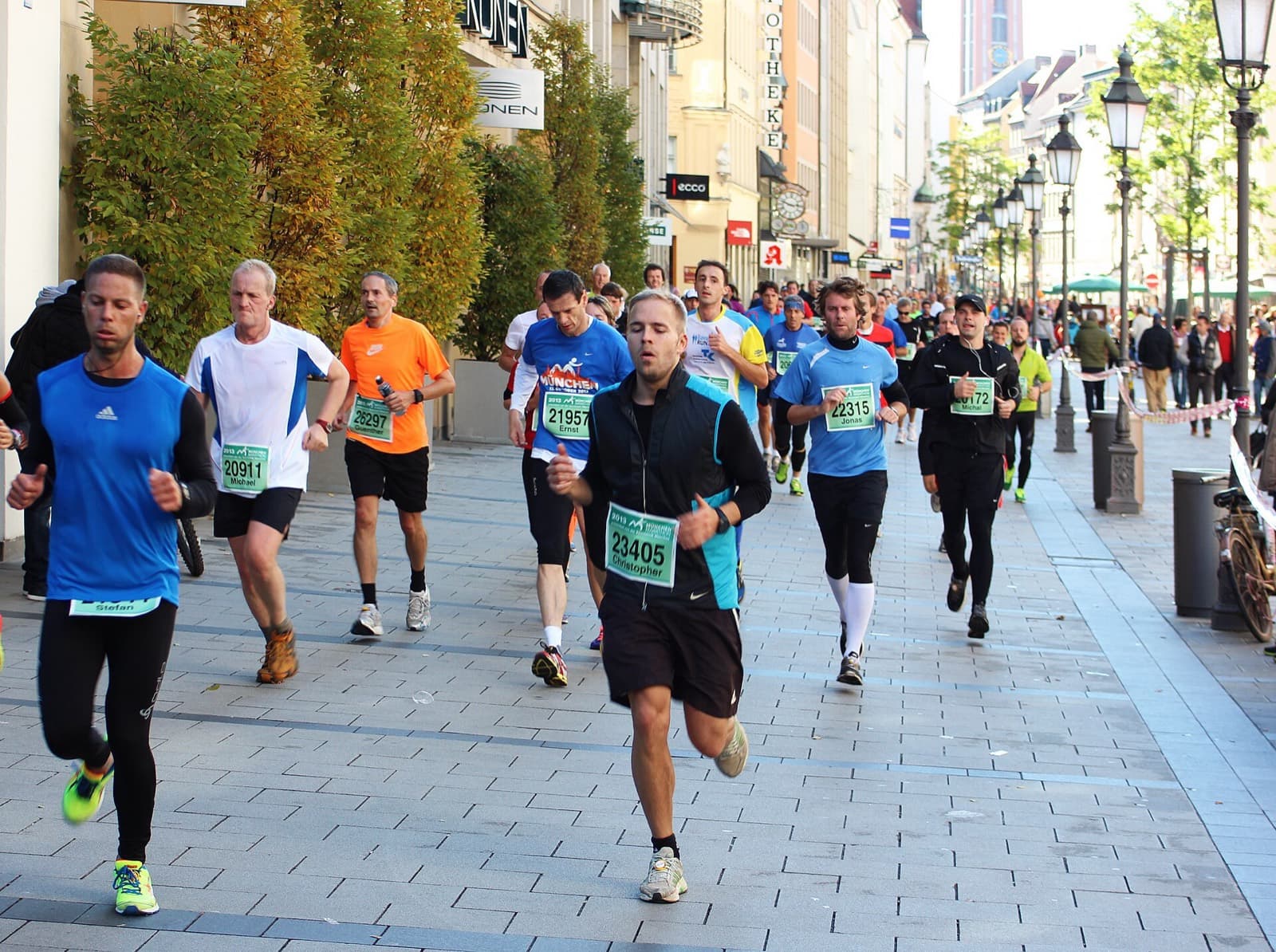 Marathon München by Brooks (formerly Generali Munich Marathon): runners on sendlinger strasse in central munich, munich marathon 2013