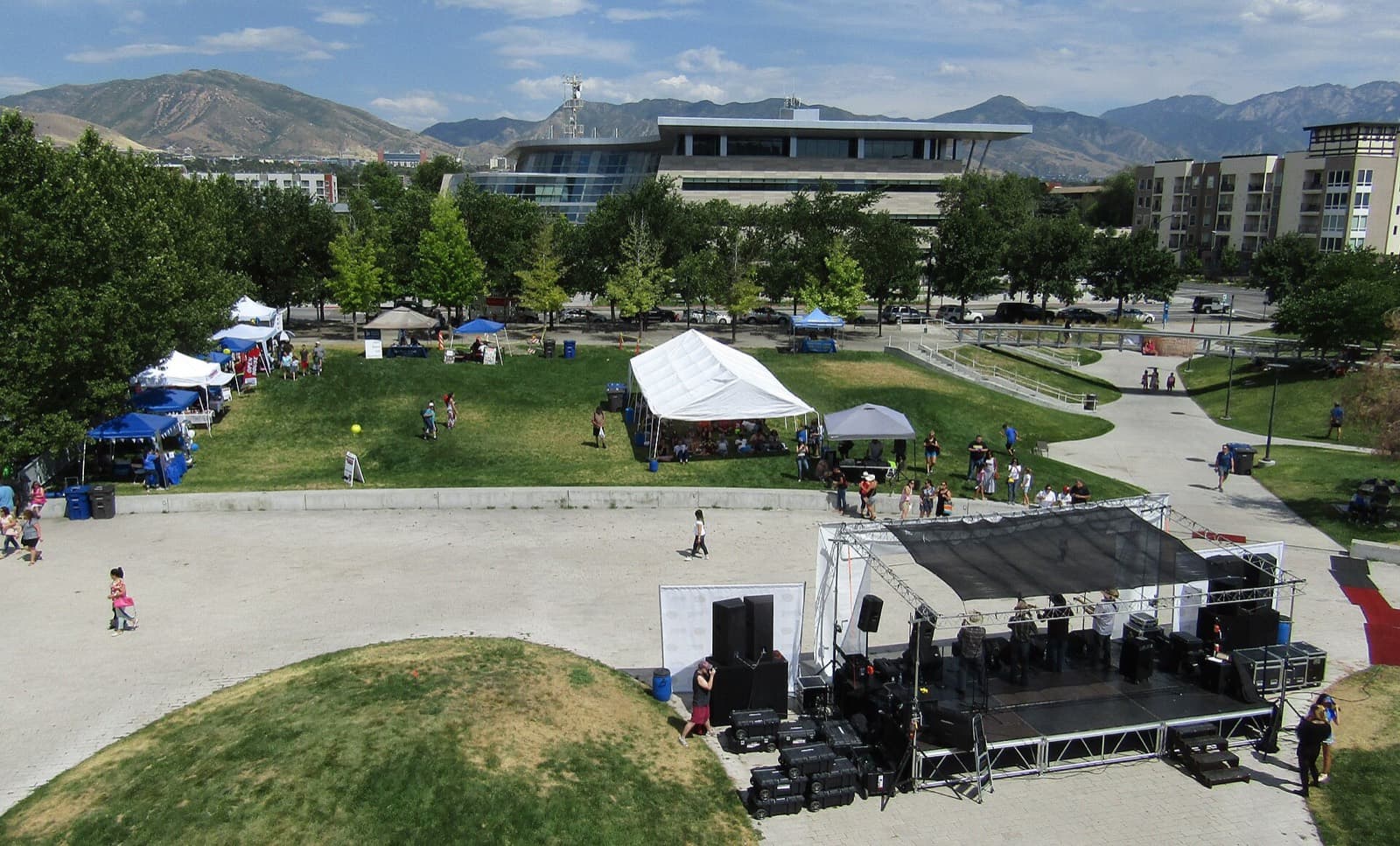 Salt Lake City Marathon: library square, salt lake city, with the wasatch mountains behind: the finish area