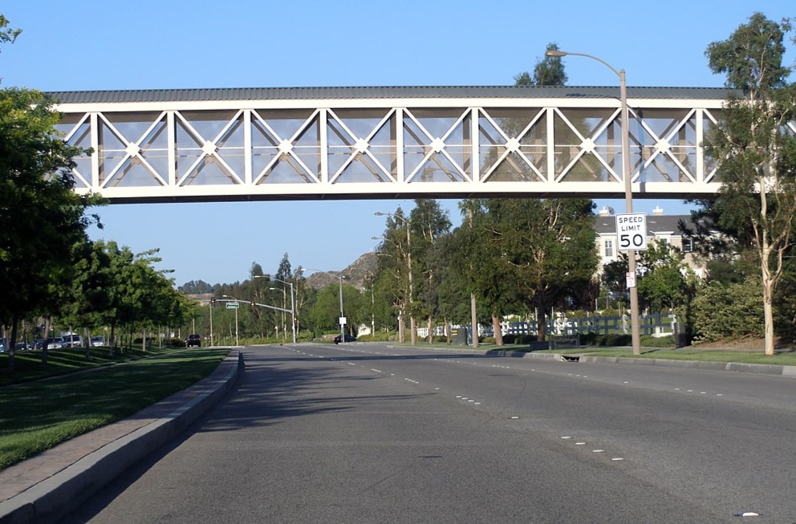 Santa Clarita Marathon: footbridge over the paseo on newhall ranch road, beside the heritage park start