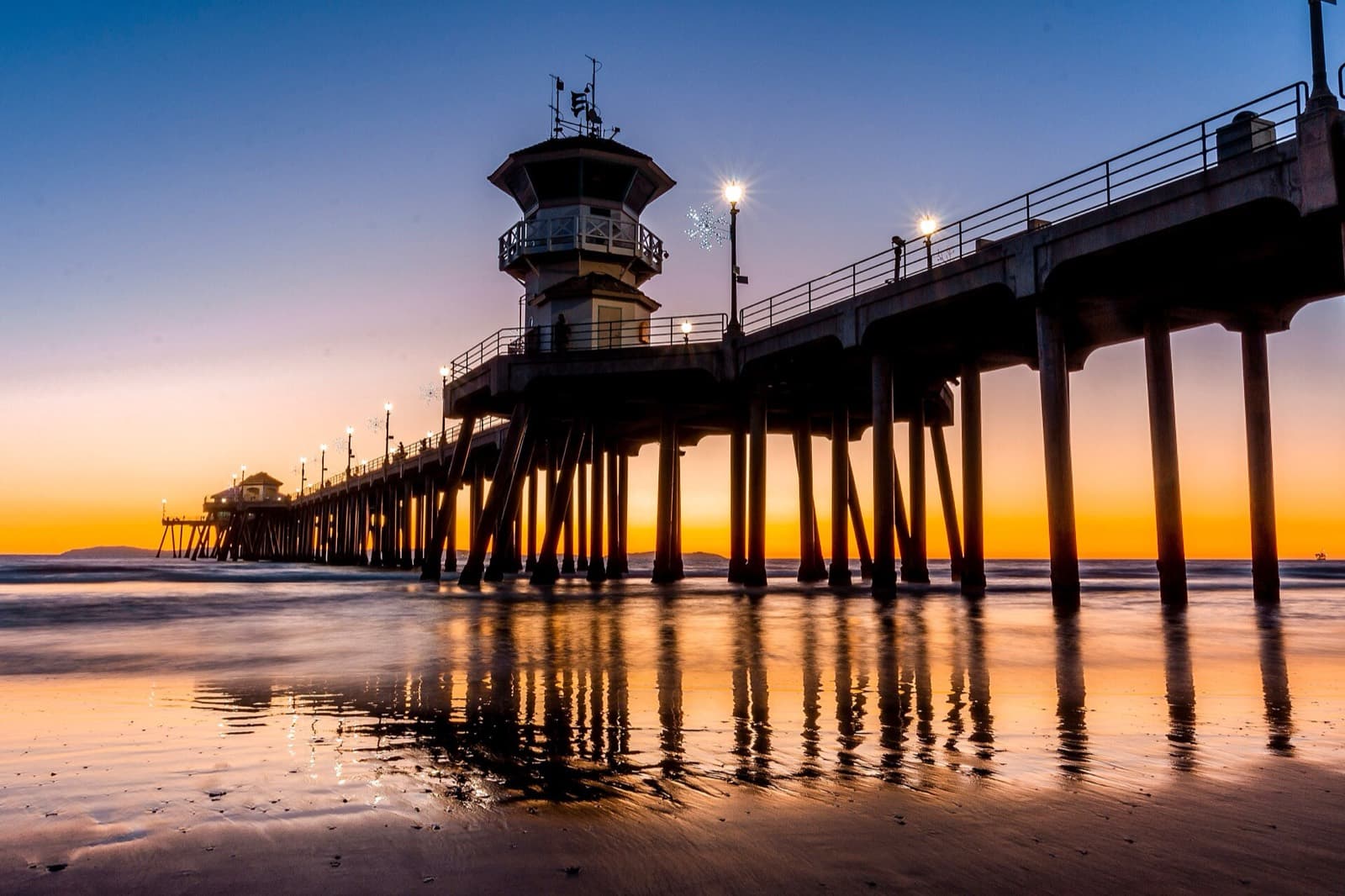 Surf City Marathon: huntington beach pier at dusk, the landmark beside the start and finish