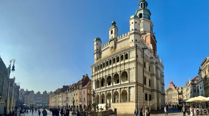 Old Market and Town Hall, on the run route